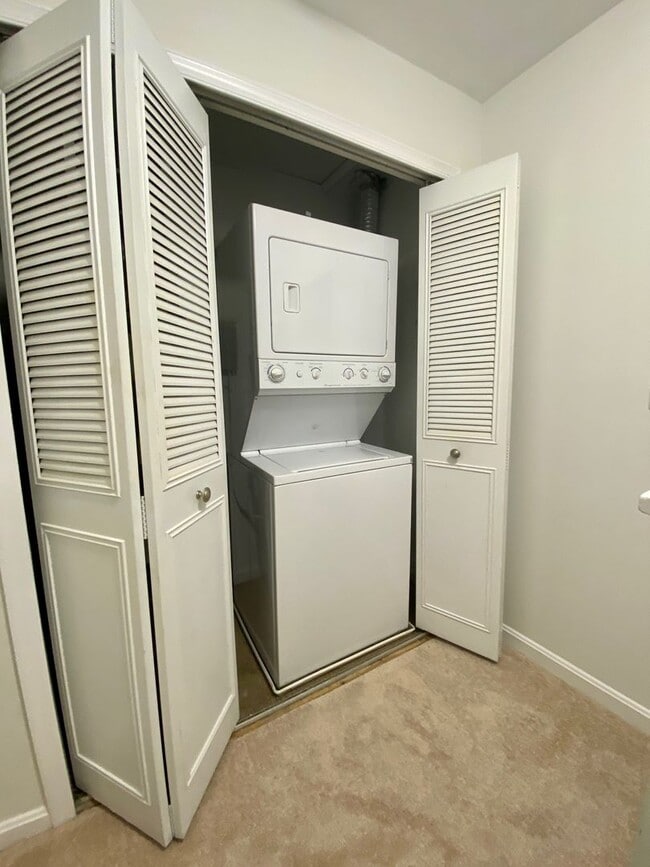Building Photo - Broadneck Schools! 2 Bedroom Townhouse Sty...