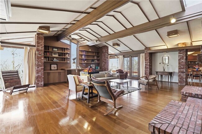 Building Photo - 951 Pembroke Rd