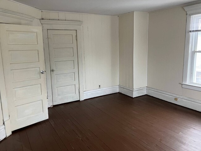 Building Photo - 736 S Seneca Ave