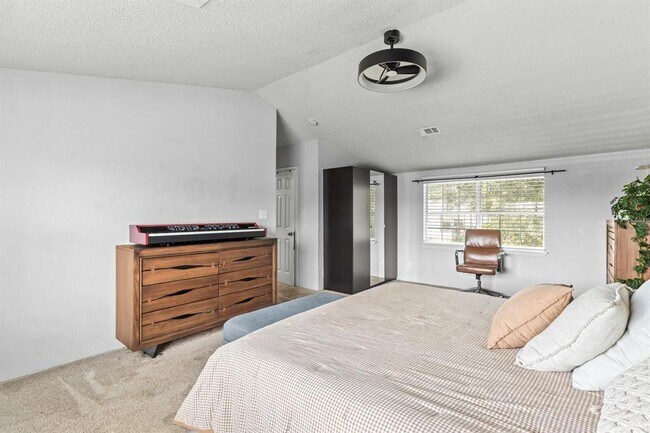 Building Photo - 11004 Elm St