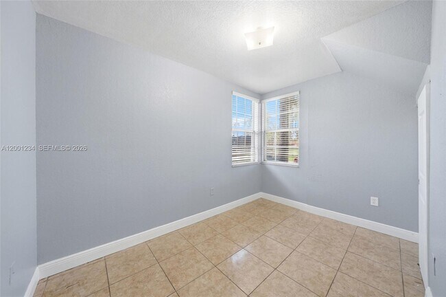 Building Photo - 902 SW 8th Pl