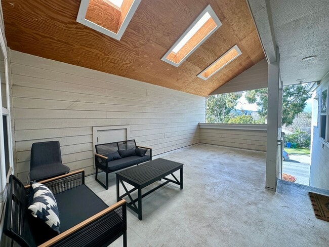 Building Photo - 2 Bedroom 1 Bath Near Downtown Available 8...