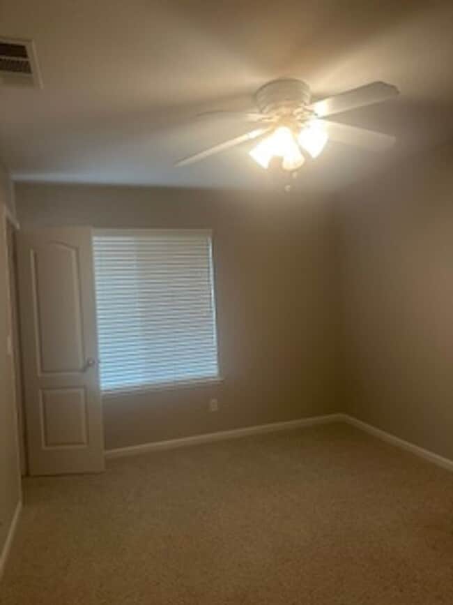 Building Photo - Nice 2 bedroom home + den or office that c...