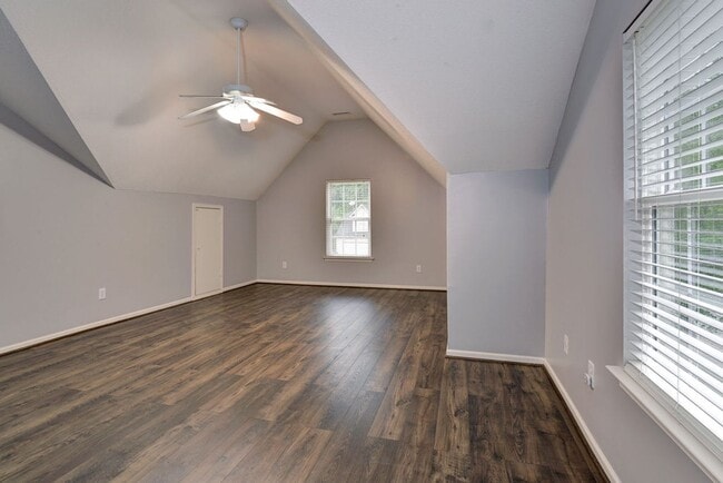 Building Photo - Spacious Home on Wooded Lot!