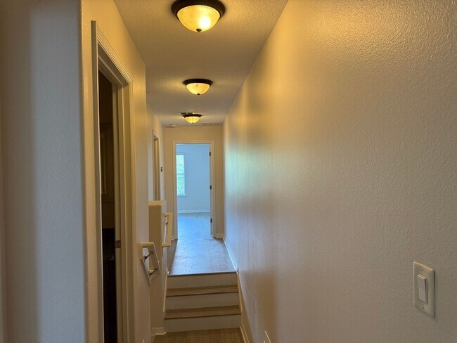 Building Photo - Come and Experience This Townhouse