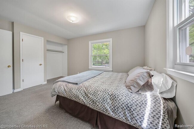 Building Photo - 126 Orchardale Dr
