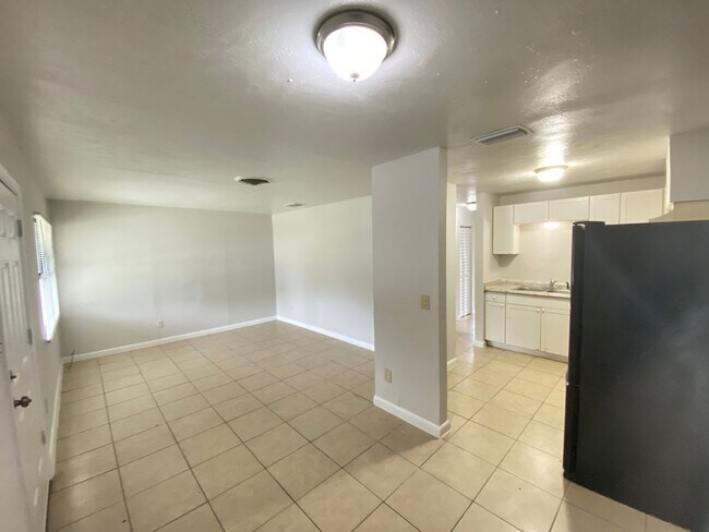 Building Photo - 601 Encino Way