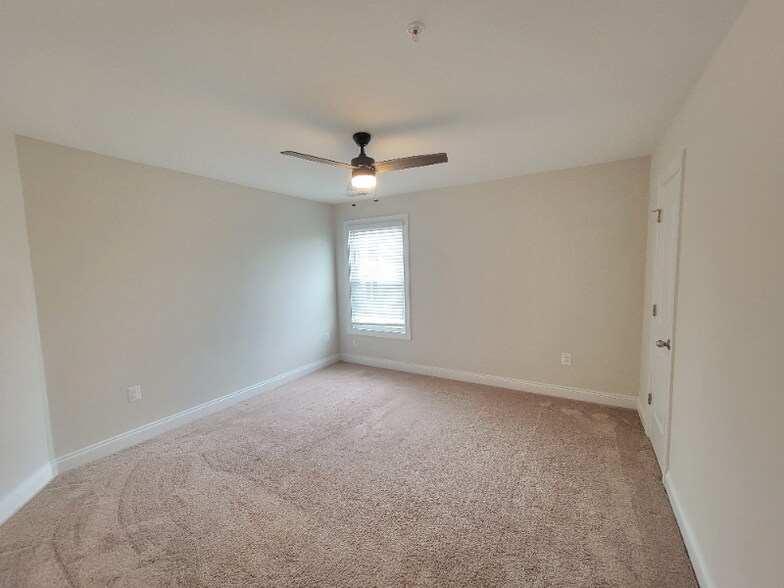 Building Photo - 10054 Roulette Dr