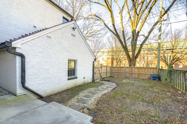 Building Photo - Modern End-Unit Townhome with Garage + Outdoor Space in SE DC