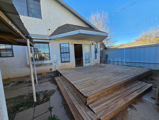 Building Photo - 1307 Gidding St