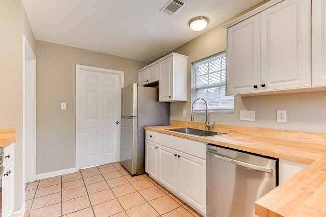 Building Photo - 4416 Hatteras Dr