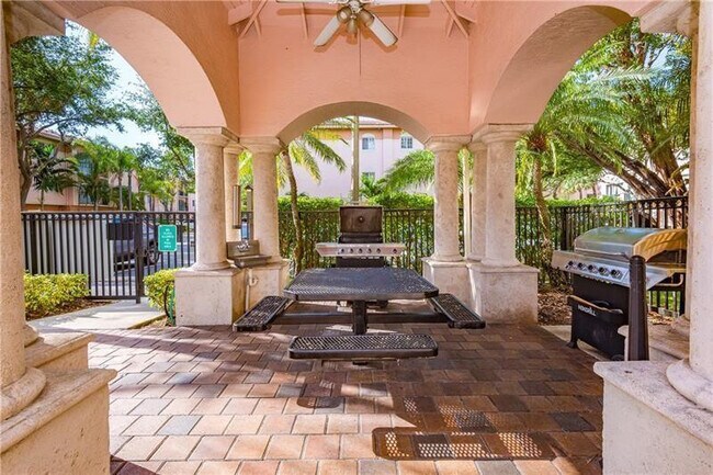 Building Photo - 2125 SE 10th Ave