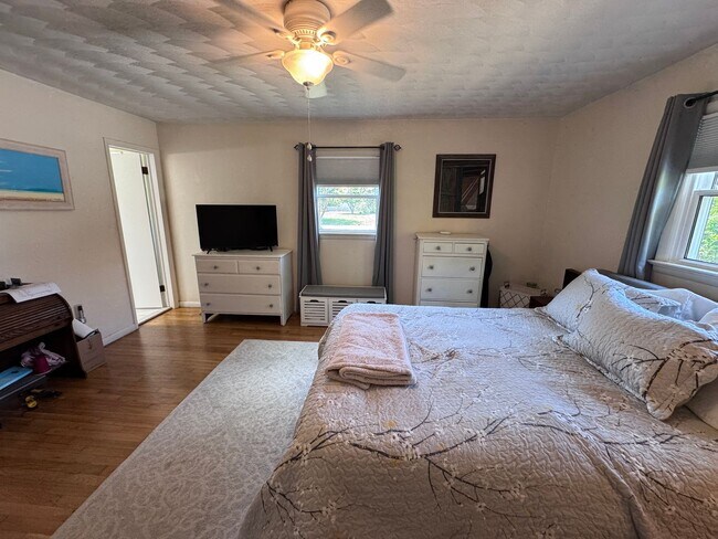 Building Photo - Lakefront Great Neck Home! 4/2.5 brick ranch in lovely Southern Point