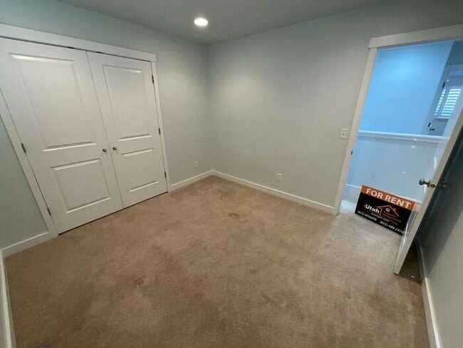 Building Photo - 4 bdrm 3 bth Home 2 Car Garage- Small Dog ...