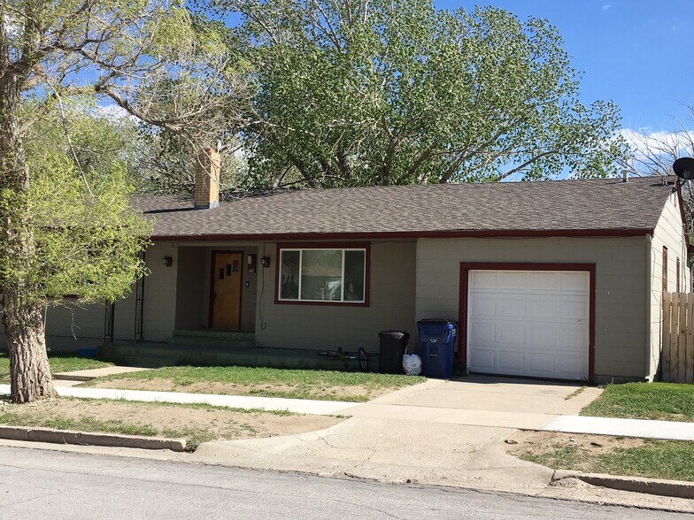 Building Photo - 1204 W Maple St