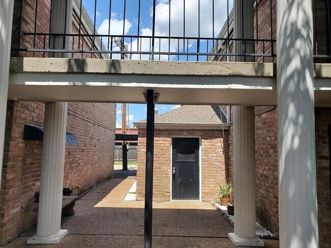Building Photo - 6410 Del Monte Dr