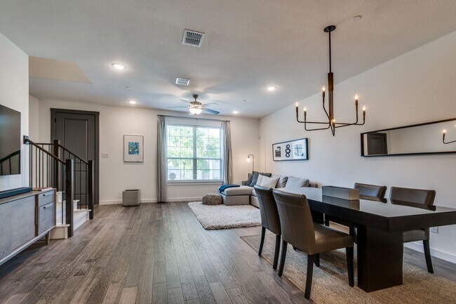 Building Photo - Lovely Las Colinas Townhome