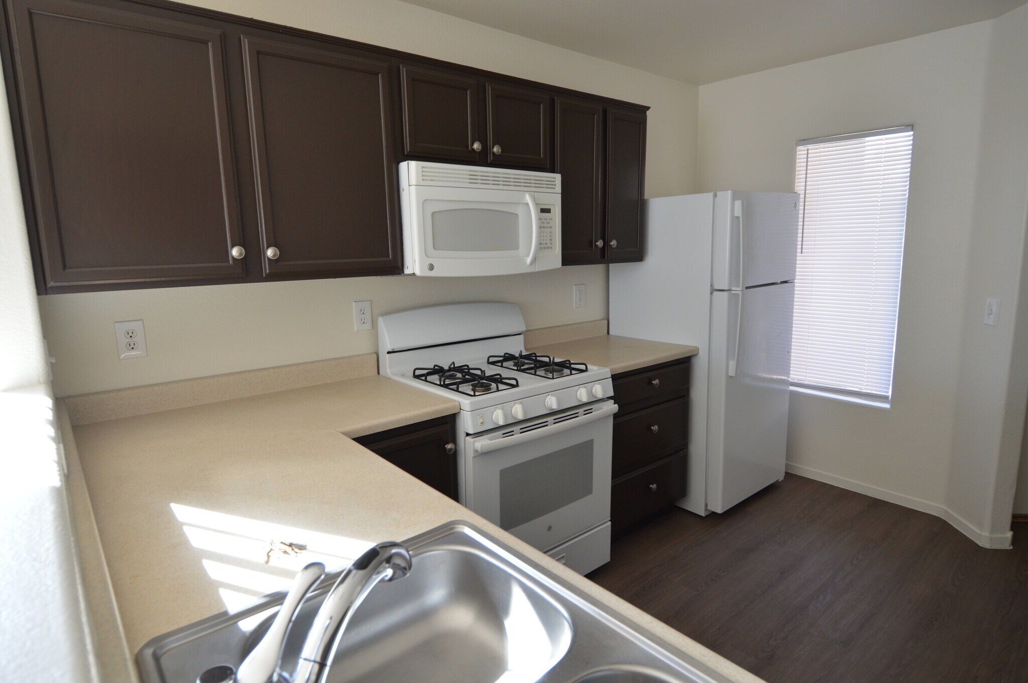 Building Photo - 4430 E Van Buren Ave