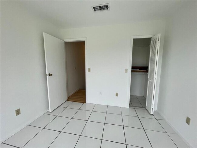 Building Photo - 10253 Riverbend Terrace