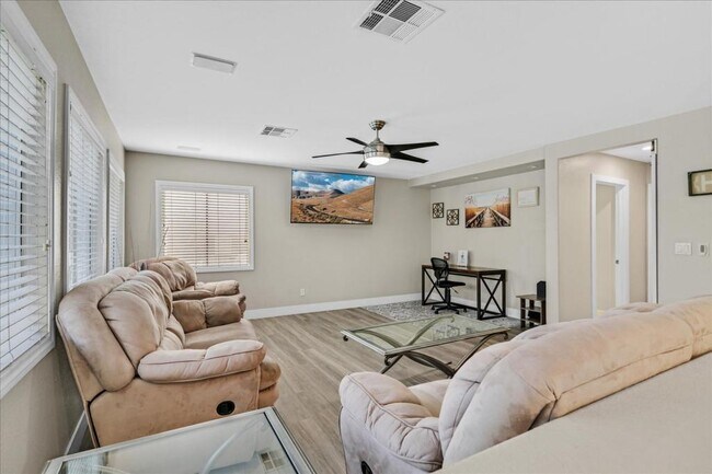 Building Photo - 2735 Peekskill Ave