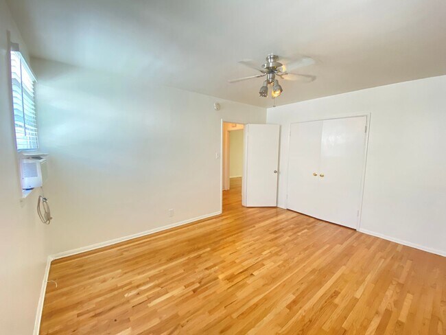 Building Photo - 1 Bed + 1 Bath Second Floor Unit!