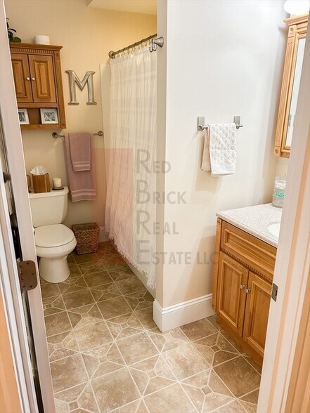 Building Photo - 11 Anderson St