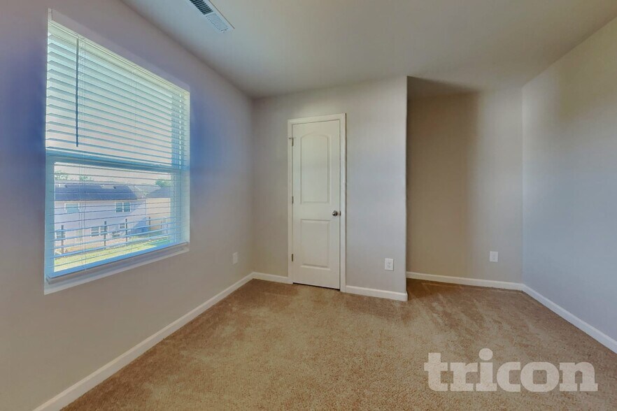 Building Photo - 4114 Vershire Ave