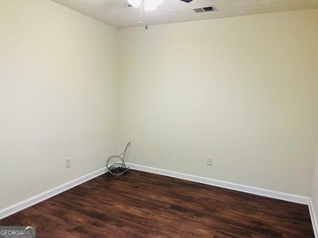 Building Photo - 165 Pine Terrace