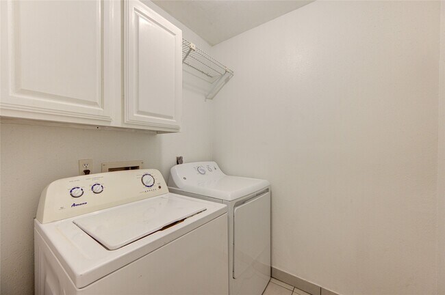 Building Photo - 2915 Blue Mist Dr