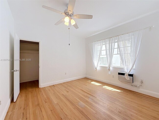 Building Photo - 2463 Pine Tree Dr