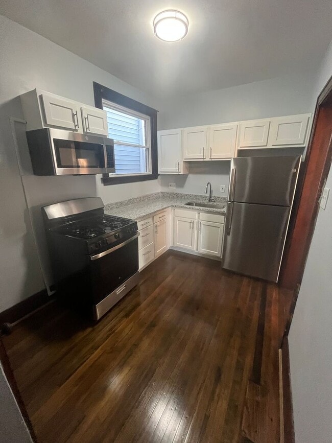 Building Photo - Beautiful Character in this Two Bedroom!