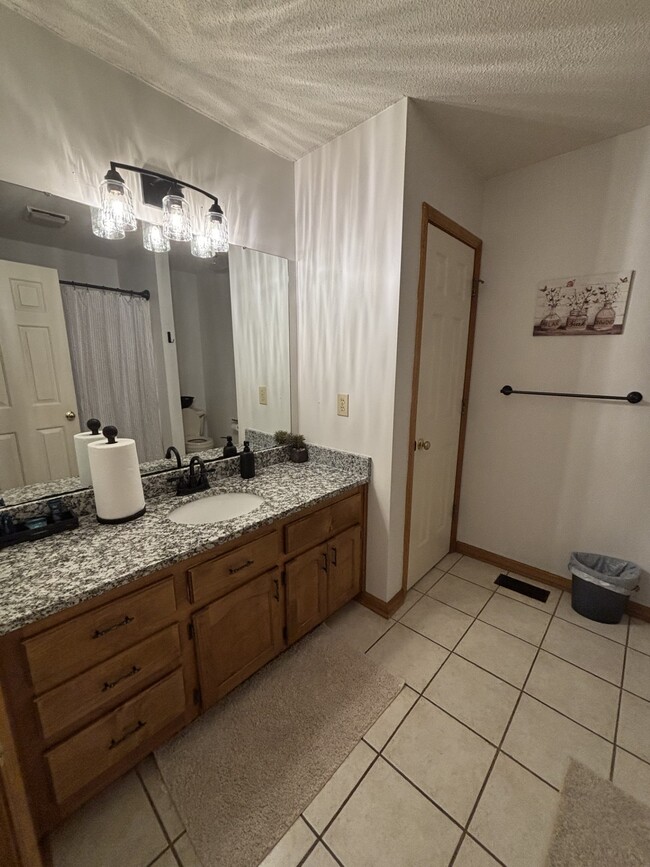 Building Photo - 1631 Warwick Ct