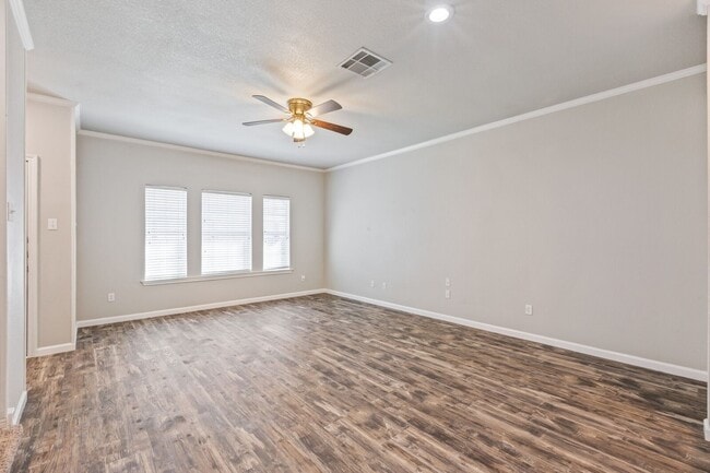 Building Photo - 3 Bedroom 3 Bath gated community in Baylor Bubble