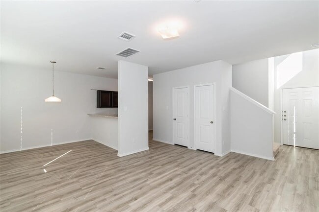 Building Photo - 9202 Yellow Rose Dr