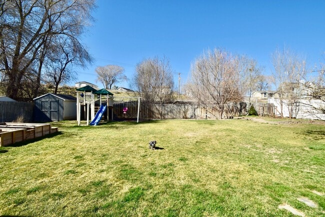 Building Photo - Spacious 4 Bed Murray Home with Huge Private Yard!