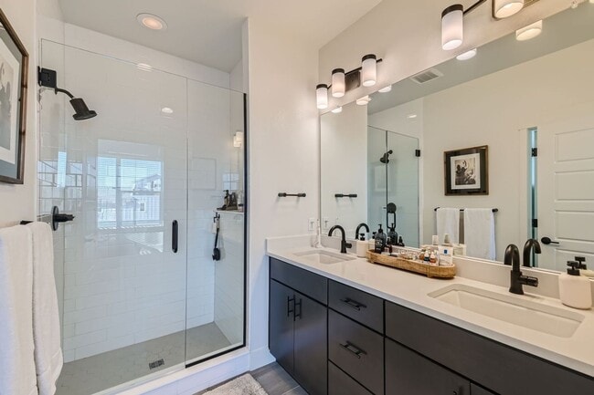 Building Photo - 3 Bedroom, 4 Bath Townhome in Broomfield