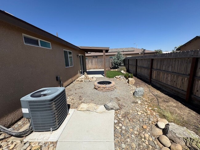 Building Photo - NW Visalia Home Available Now!
