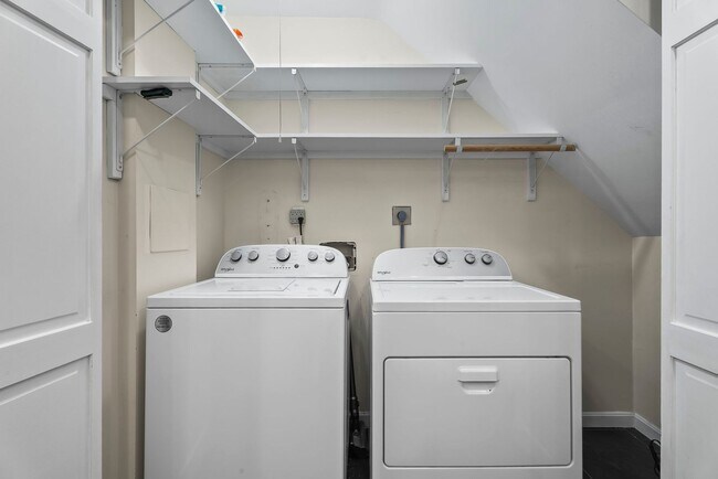 Building Photo - Updated Colonial Home in Westgage Neighbor...