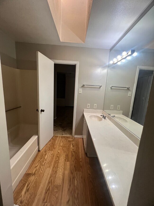 Building Photo - CUTE CUTE CUTE Single story townhome..