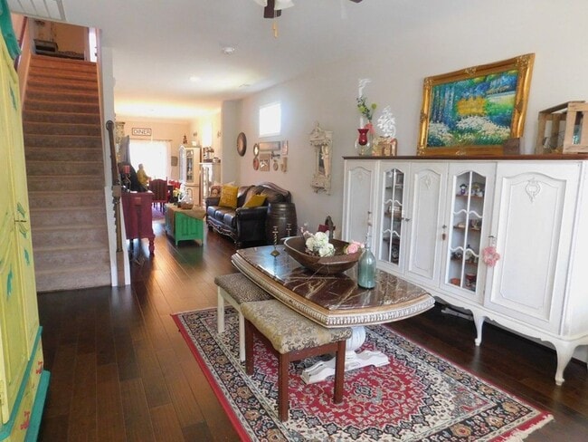 Building Photo - CUTE 4 BEDROOM AVAILABLE NOW