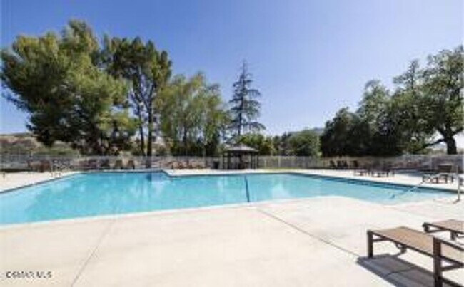 Building Photo - Charming single-story, end-unit condo loca...