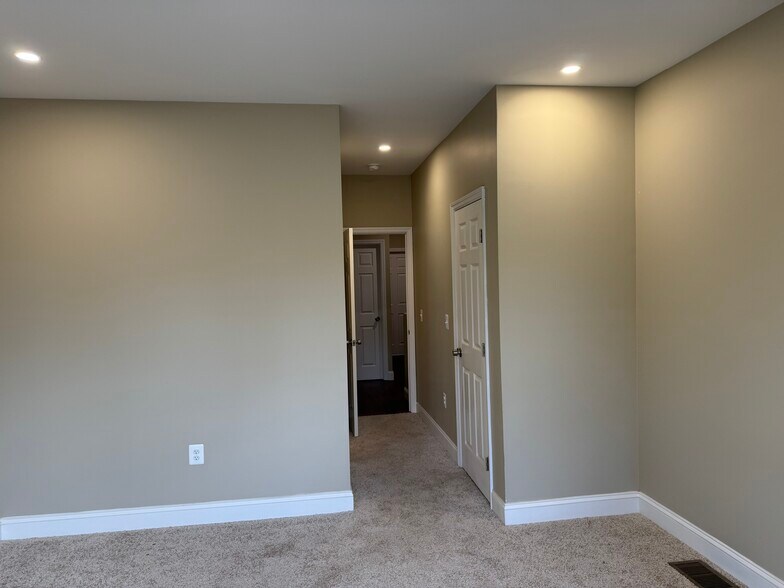 Building Photo - 5 S Augusta Ave