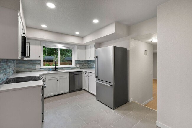 Building Photo - 4 Bedroom completely remodeled home in Fort Collins