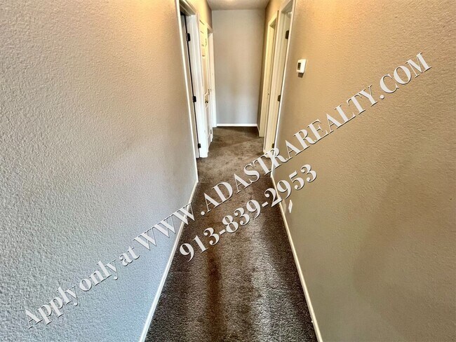 Building Photo - Beautiful 4 Bed Townhome in Gardner-Coming...