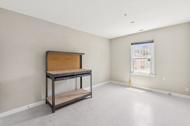 Building Photo - Spacious 3BR Townhome Near Metro & Nationa...