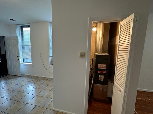 Building Photo - 1302 N Cleaver St