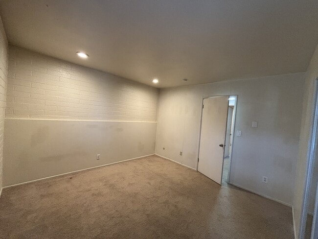 Building Photo - 599 Darwin St