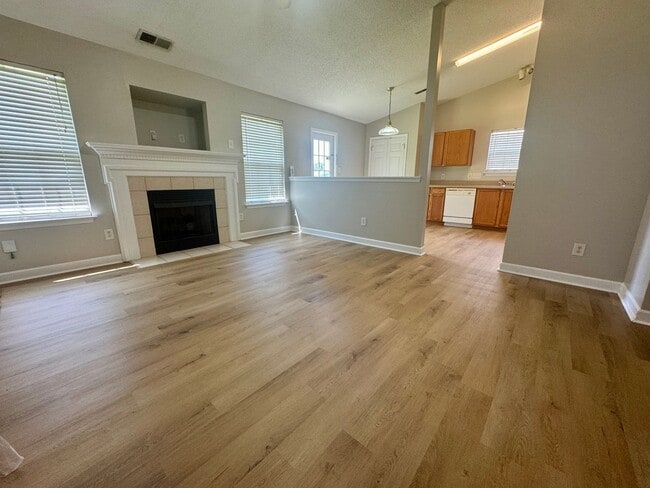 Building Photo - 521 River View Dr
