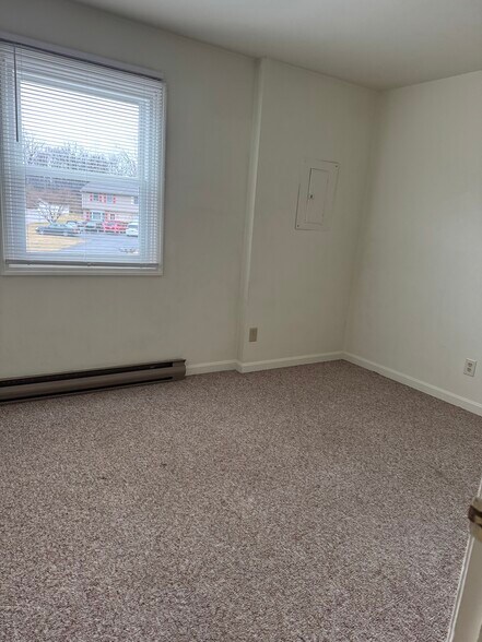 Building Photo - 14765 Sherwood Dr