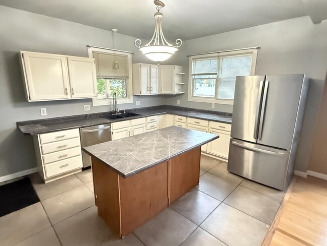 Building Photo - 2057 Maple Ave